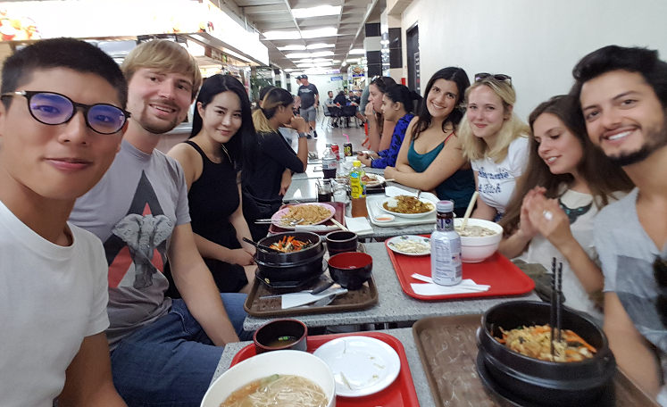 Mittagessen mit Freunden in Auckland