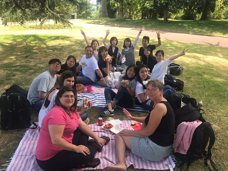 Vaiana avec ses amis en pique-nique à Albert Park (L'arrière cour de Languages International)